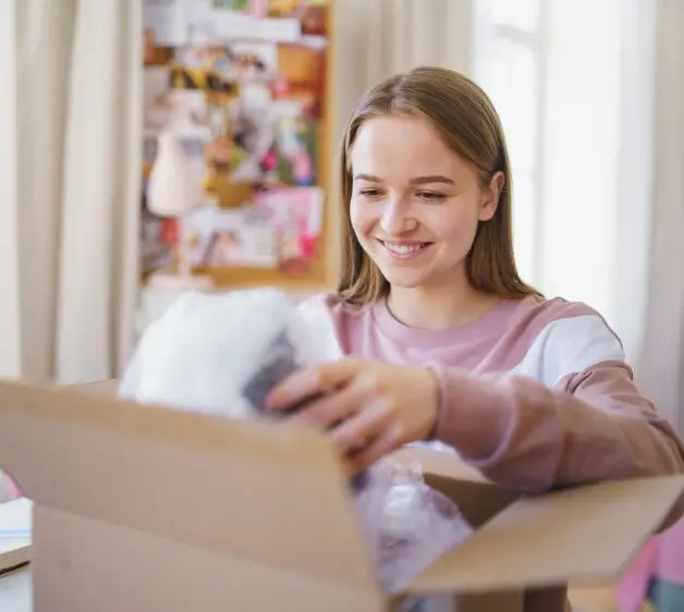 brand store kobieta rozpakowuje paczkę ze sklepu internetowego