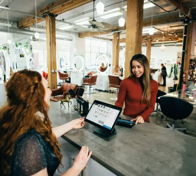 omnichannel (1) model biznesowy omnichannel kobieta odbiera zamówienie online w salonie stacjonarnym